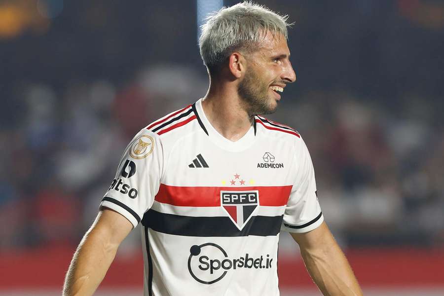 Calleri fez os dois gols da vitória do São Paulo sobre o Corinthians