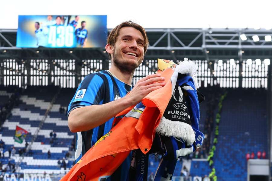 Marten de Roon thanks the Atalanta fans after this 436th club appearance Marten de Roon thanks the Atalanta fans after this 436th club appearance