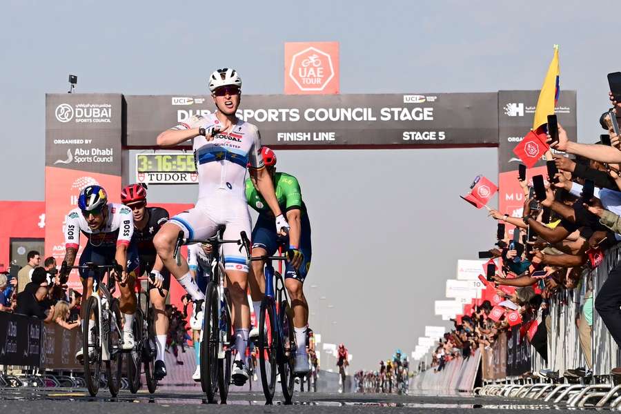 Tim Merlier zwycięzcą piątego etapu UAE Tour, Tadej Pogacar nadal liderem