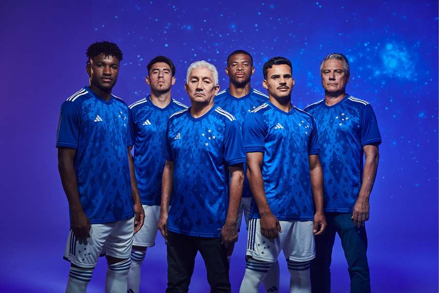 Ídolos históricos do Cruzeiro e atuais jogadores do elenco apresentam novo uniforme