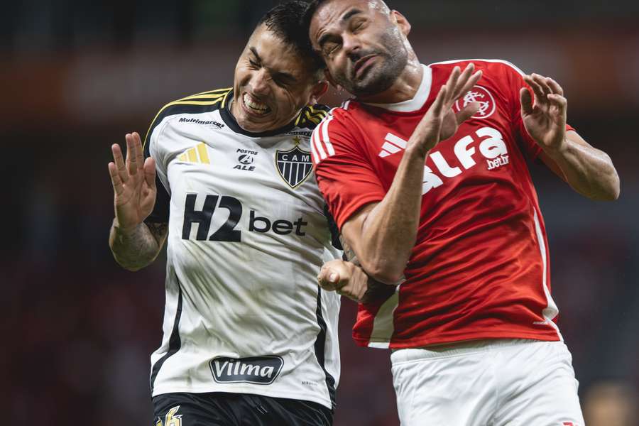 Jogadores podem sofrer concussões sem perceber após seguidos choques de cabeça Jogadores podem sofrer concussões sem perceber após seguidos choques de cabeça