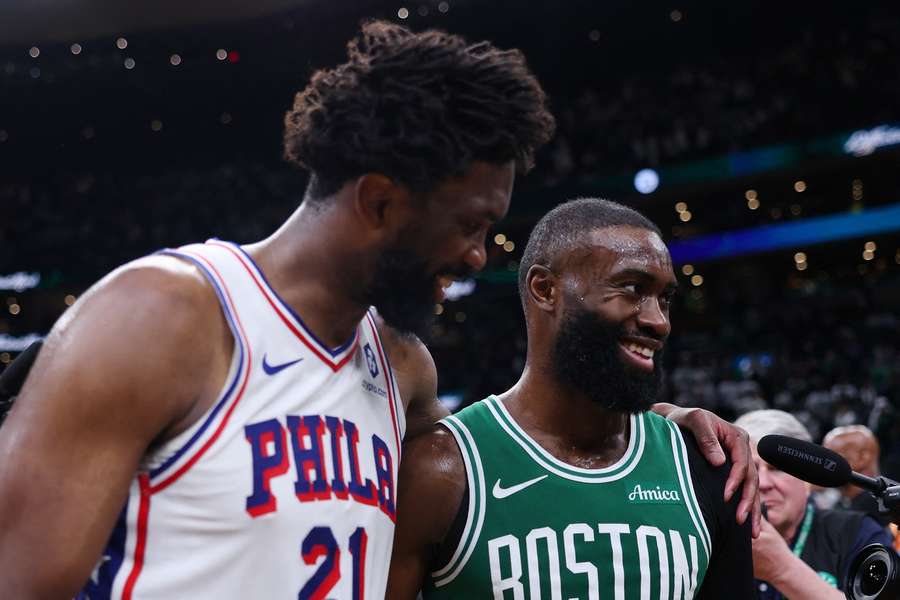 Jaylen Brown (r.) an der Seite seines zukünftigen Teamkollegen Joel Embiid Jaylen Brown (r.) an der Seite seines zukünftigen Teamkollegen Joel Embiid