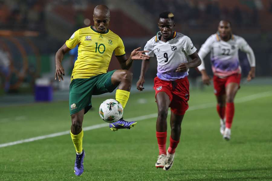 Percy Tau contrôle le ballon lors du match de la CAN 2024 entre l’Afrique du Sud et la Namibie au stade Amadou Gon Coulibaly de Korhogo, le 21 janvier 2024. Percy Tau contrôle le ballon lors du match de la CAN 2024 entre l’Afrique du Sud et la Namibie au stade Amadou Gon Coulibaly de Korhogo, le 21 janvier 2024.