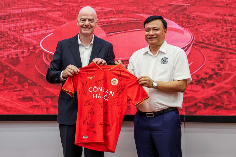 Infantino, en una visita a Hanoi