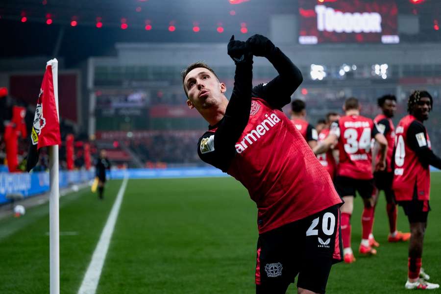 Leverkusens Alejandro Grimaldo bejubelt seinen Freistoßtreffer gegen Mainz 05.