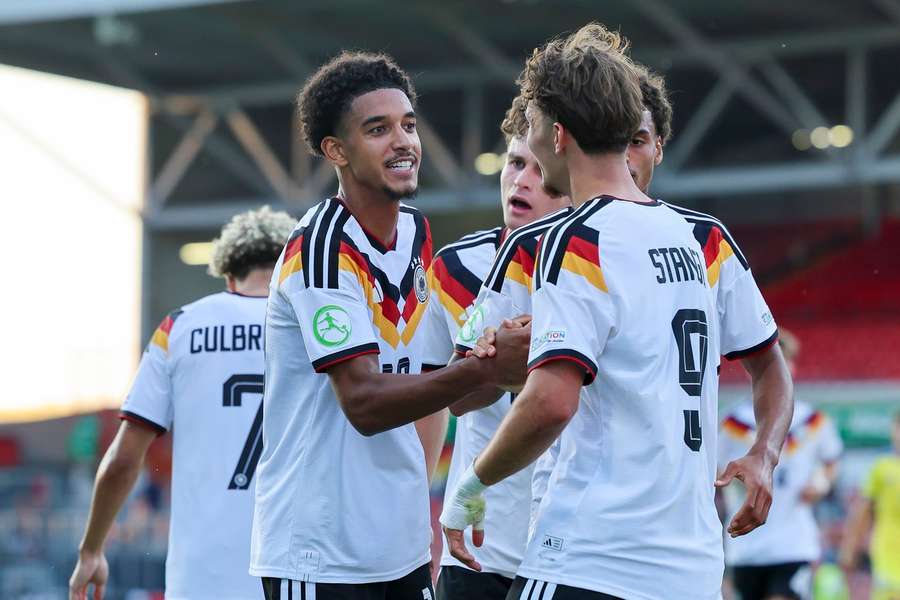 Francis Onyeka (l.) erzielte den Siegtreffer zum 2:1 gegen die Ukraine Francis Onyeka (l.) erzielte den Siegtreffer zum 2:1 gegen die Ukraine