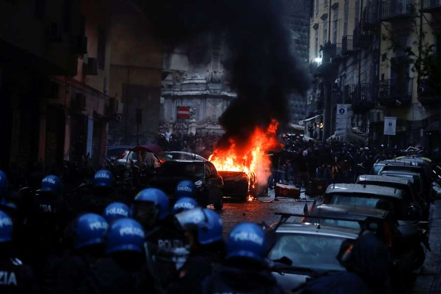 Ciocniri între poliție și fani la Napoli, miercuri seară