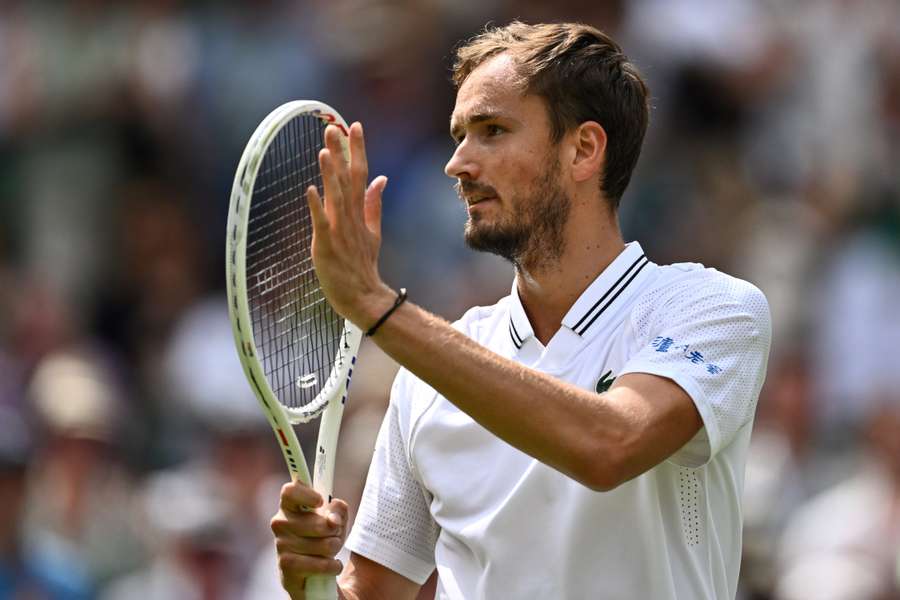 Medvedev pasa a cuartos de Wimbledon tras el abandono de Lehecka