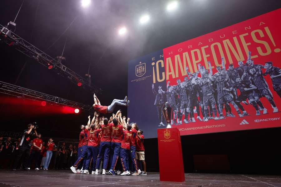 Los jugadores de la Roja llevan en volandas a su seleccionador, Luis de la Fuente, tras la victoria en la Final 4 de la Nations League el pasado mes d