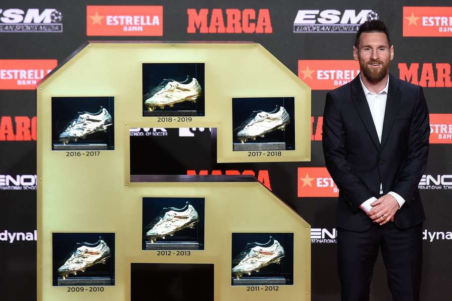 Lionel Messi posa con sus seis Botas de Oro europeas Lionel Messi posa con sus seis Botas de Oro europeas