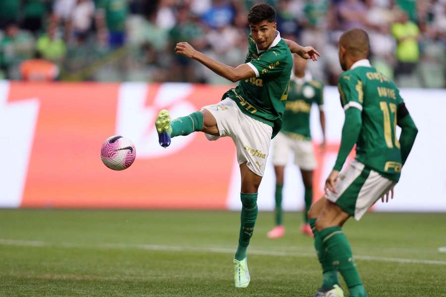 Reis (centro) em ação pelo Palmeiras