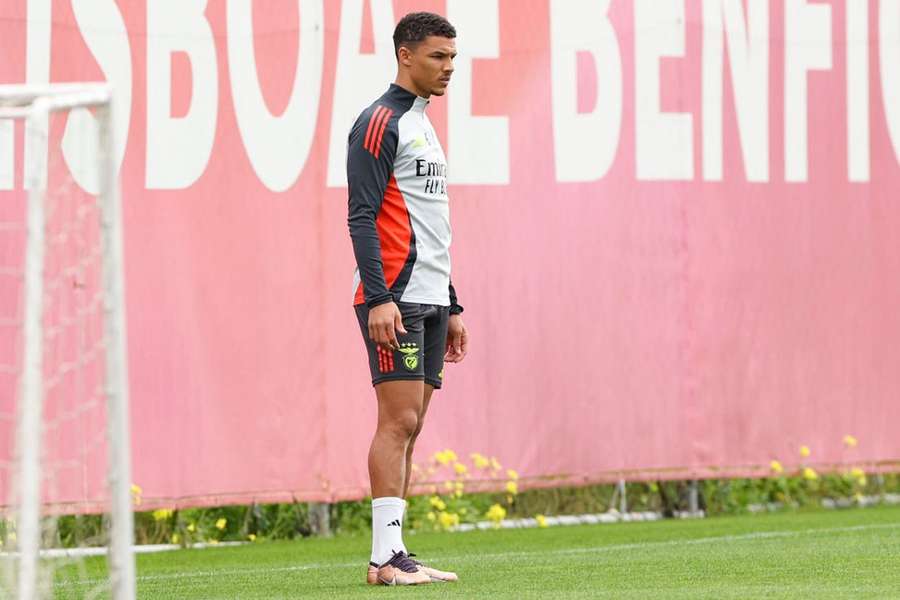 Alexander Bah vai ser operado esta sexta-feira