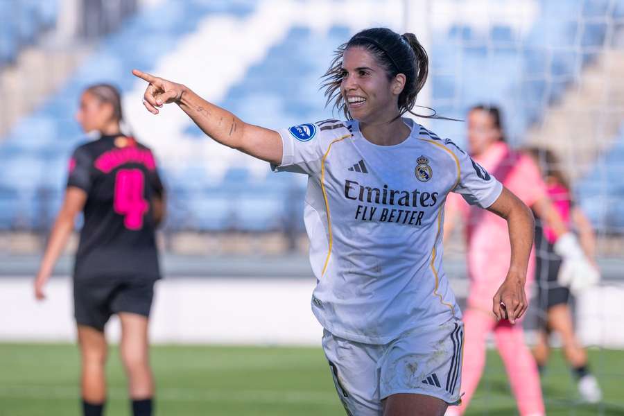 Alba Redondo celebra un gol