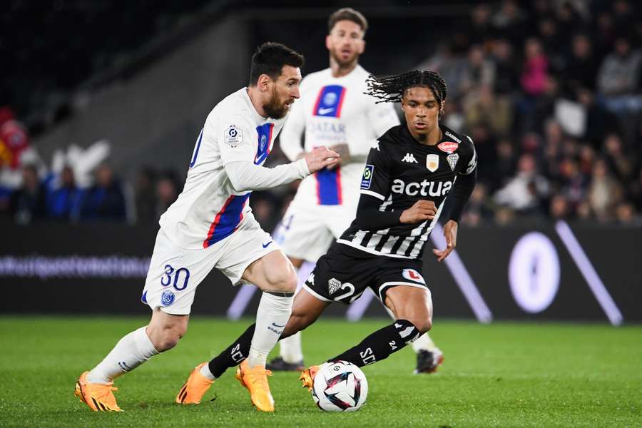 Messi conduit un ballon avec le PSG 