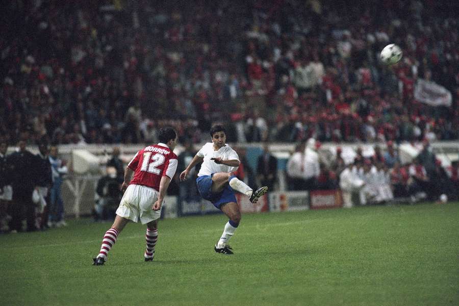 Nayim, en el momento de lanzar a gol en la final de la Recopa de 1995