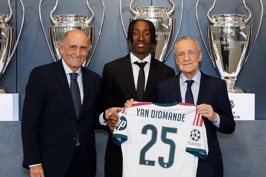 Yan Diomandé, con Pirri y Florentino Pérez Yan Diomandé, con Pirri y Florentino Pérez