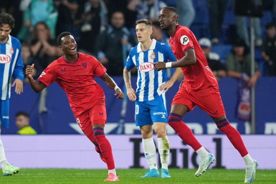 Lukébakio celebra con Idumbo uno de sus goles en Cornellá