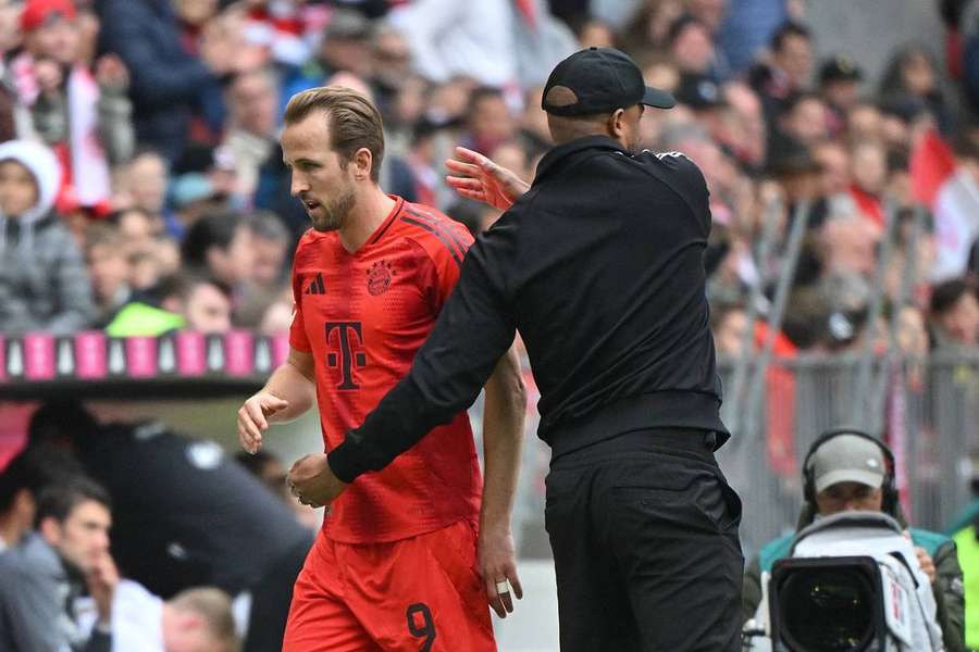 Harry Kane quittant le terrain énervé face à Mayence, le 26 avril 2025.