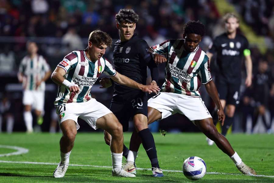 Max Scholze perante Maxi Araújo no Estrela da Amadora-Sporting