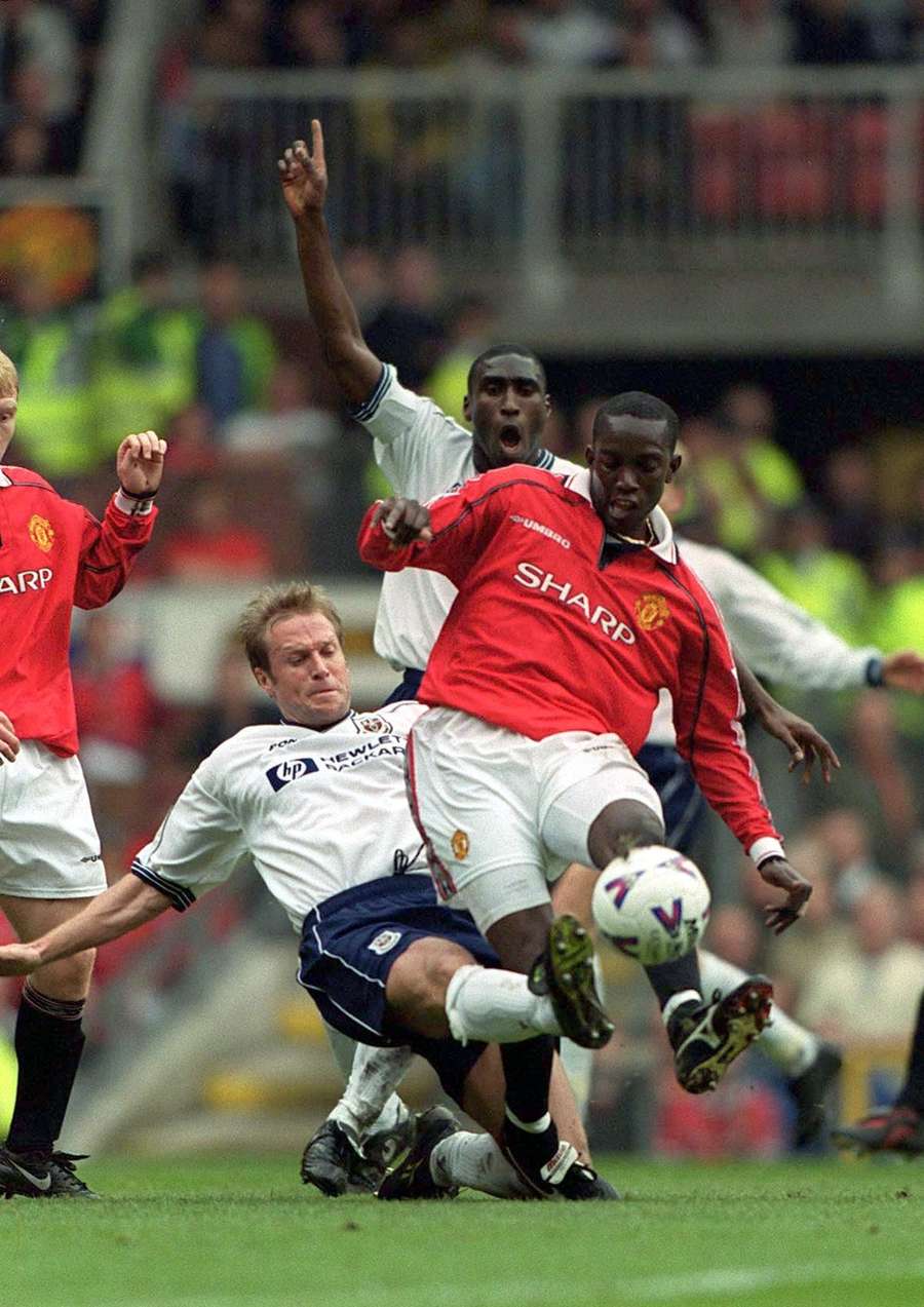 John Scales aborda a Dwight Yorke durante el Man Utd v Tottenham en 1999