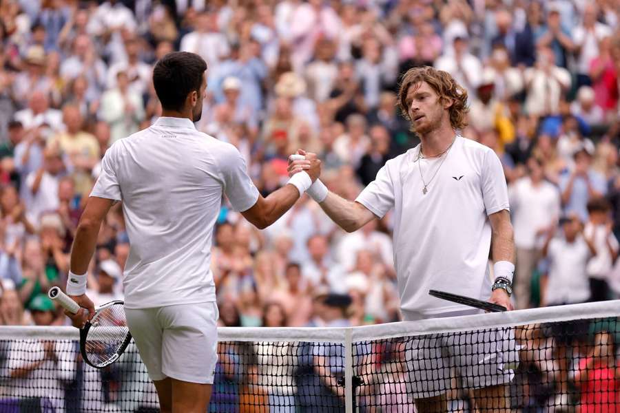 Djokovic dukker Rublev og tangerer Federer-rekord