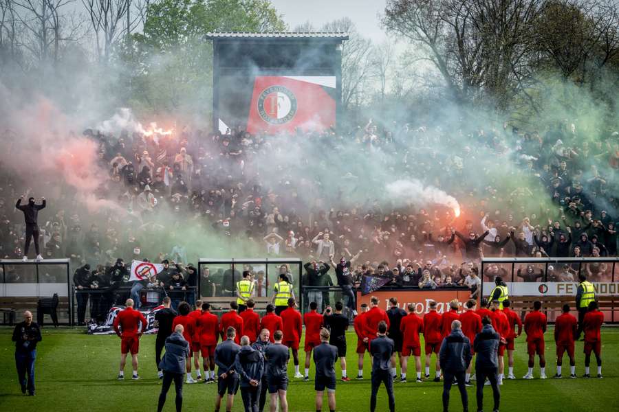 Spelers Feyenoord met veel vuurwerk onthaald bij laatste training ...