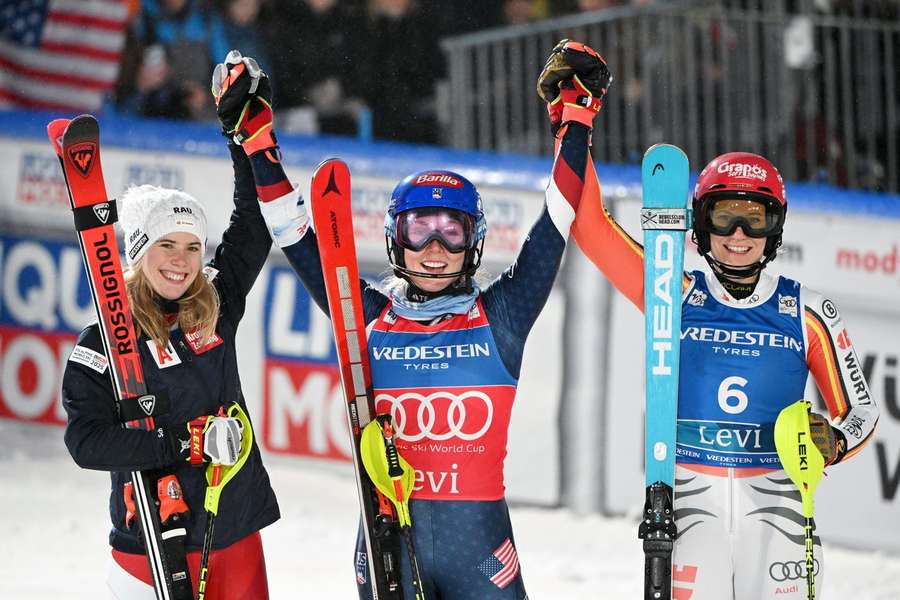 Shiffrinová (v strede) opäť ukázala svoje kvality.