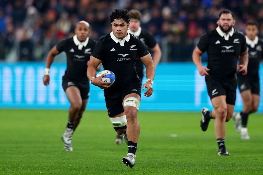 Wallace Sititi runs away to score for the All Blacks against Italy in November 2024.