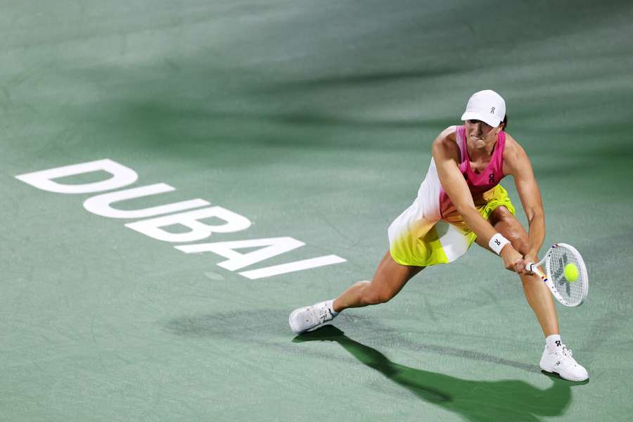 Tenis Flash: Mnóstwo meczów w Zatoce Perskiej. Świątek zagra już przed południem