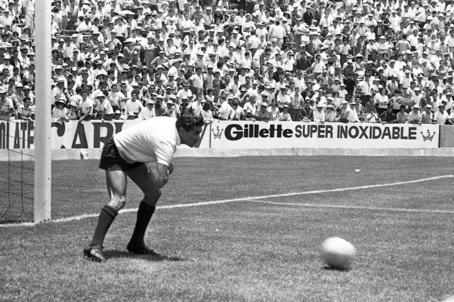 Svet futbalu opustila juhoamerická legenda.