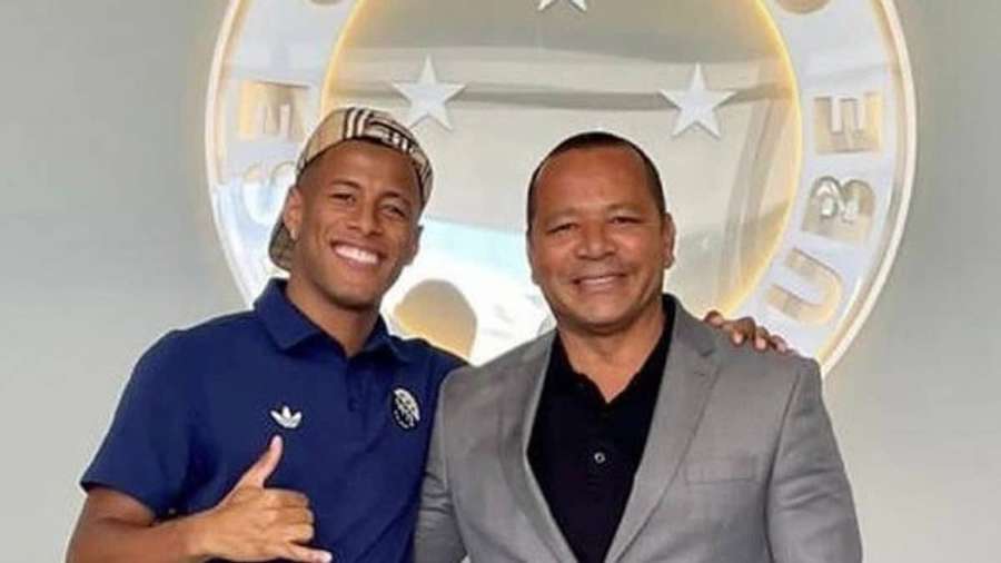 Neymar pai ao lado de Arthur Gomes quando da confirmação do acordo com o Cruzeiro