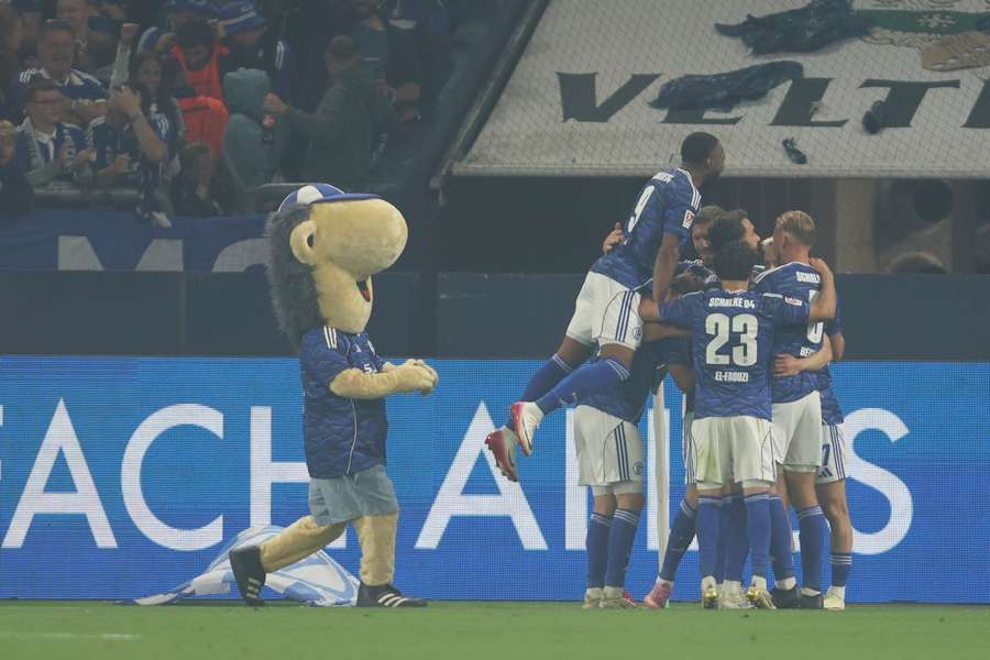 Die Spieler von Schalke bejubeln den Ausgleich durch Hasan Kurucay