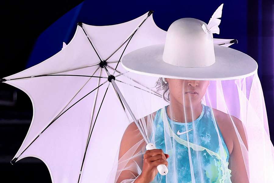 Naomi Osaka beim Einlauf im "Quallen-Outfit".