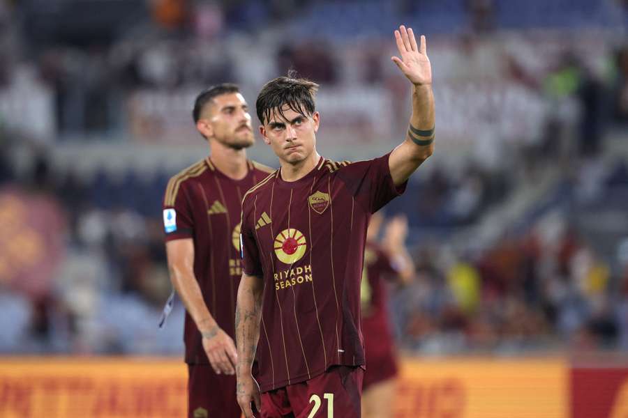 Dybala con la camiseta del Roma