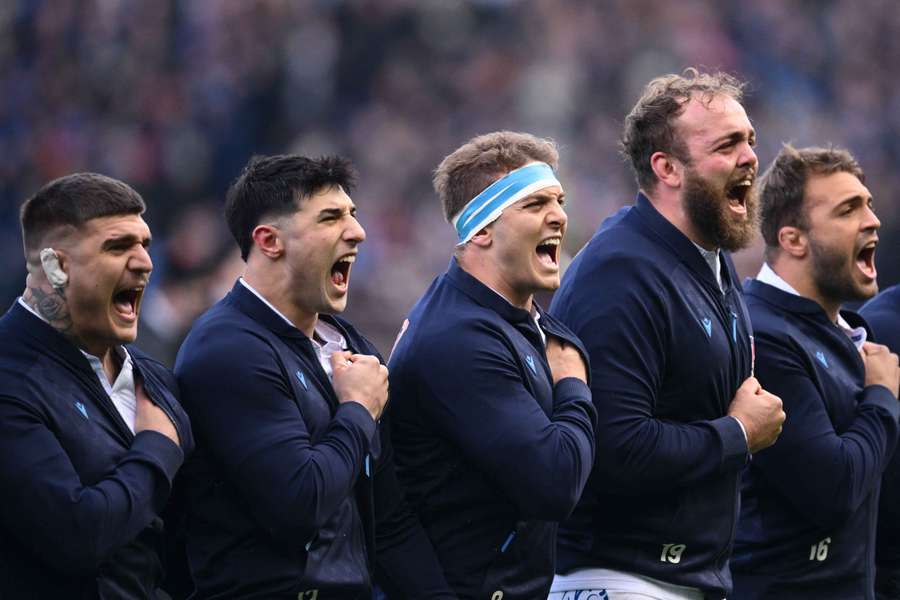 Gli azzurri cantano l'inno prima di Scozia-Italia