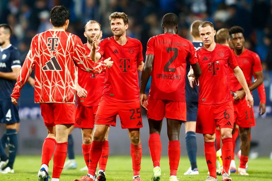 De spelers van Bayern München vieren feest na het laatste fluitsignaal