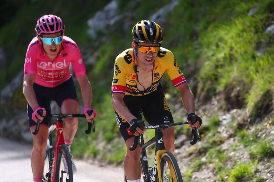 INEOS Grenadiers rider Geraint Thomas (L) and Jumbo-Visma rider Primoz Roglic