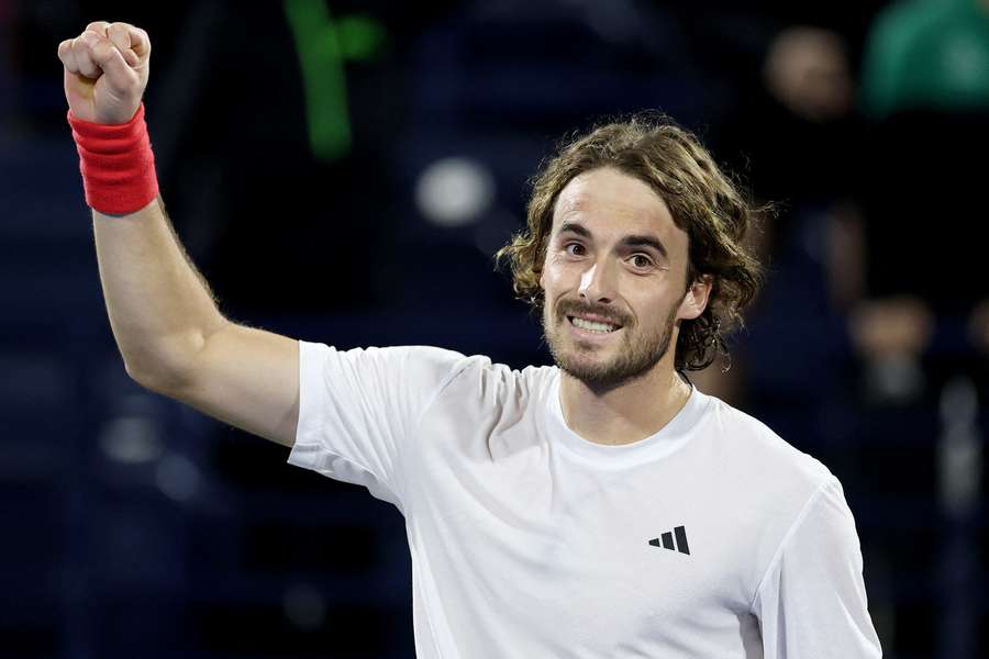 Stefanos Tsitsipas celebra a vitória sobre Tallon Griekspoor