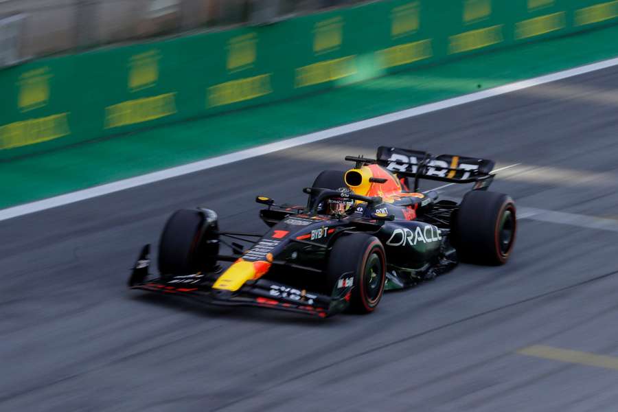 Max Verstappen krydser målstregen og vinder på Interlagos