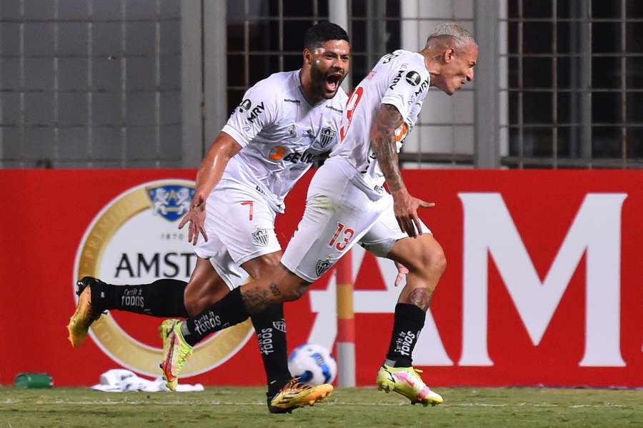 Hulk comemora gol marcado por Guilherme Arana na Libertadores 2022