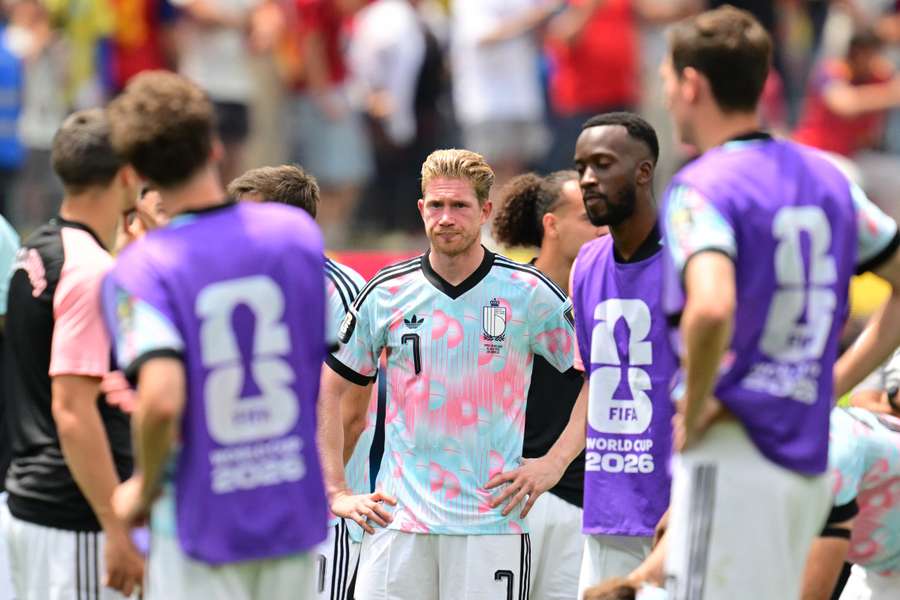 Kevin de Bruyne im Kreis der Belgier nach dem Ausscheiden gegen Spanien Kevin de Bruyne im Kreis der Belgier nach dem Ausscheiden gegen Spanien