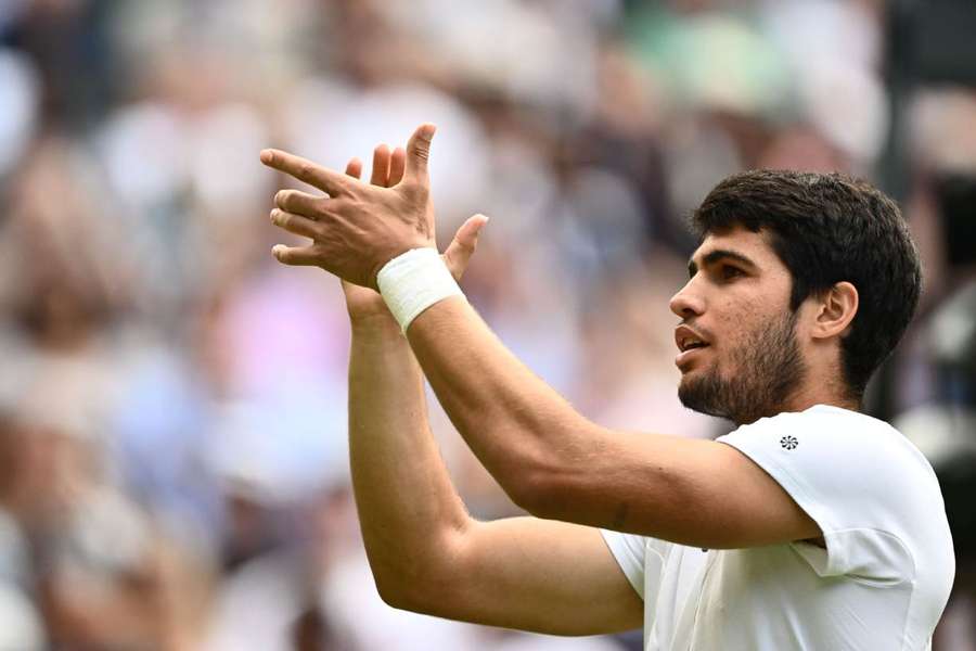 Alcaraz devuelve al público de Wimbledon los aplausos tras su victoria ante Rune.