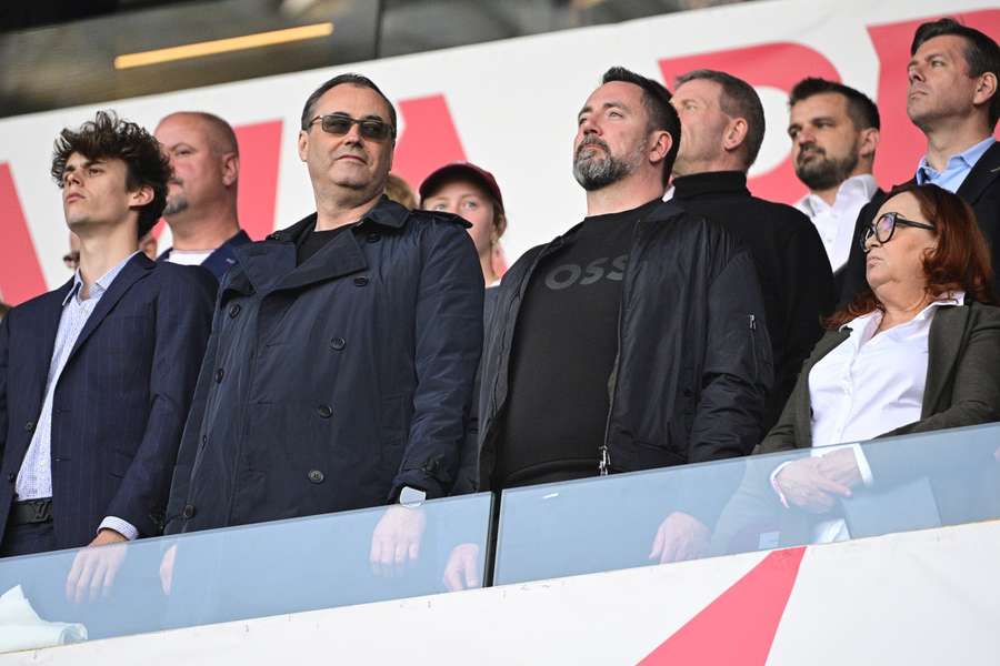 Ministr pro sport Boris Šťastný (druhý zleva) byl při derby na stadionu.