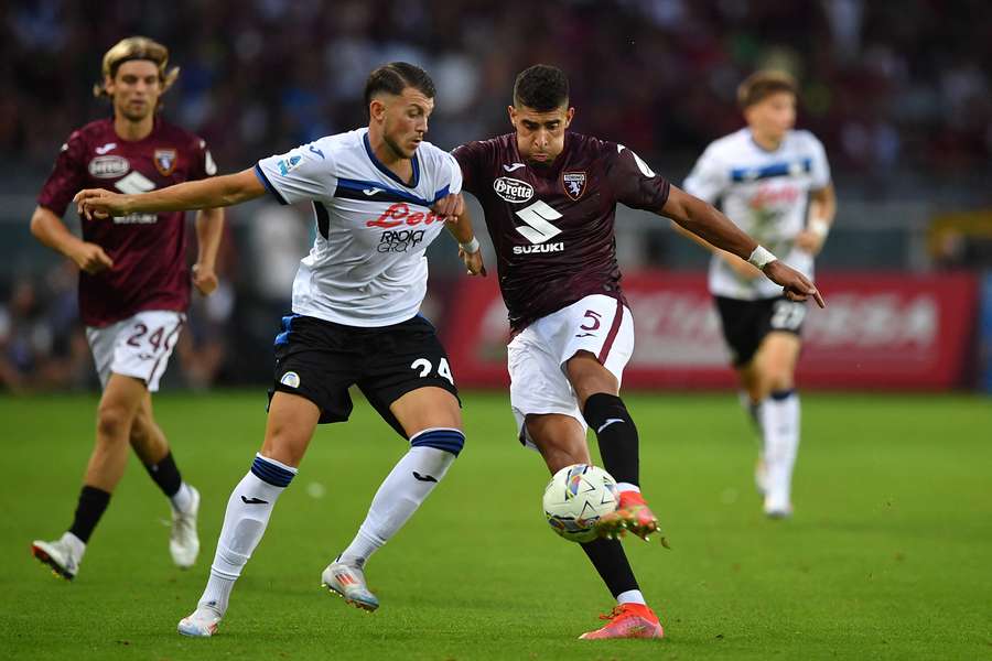 Lazar Samardzic au duel avec Adam Masina.