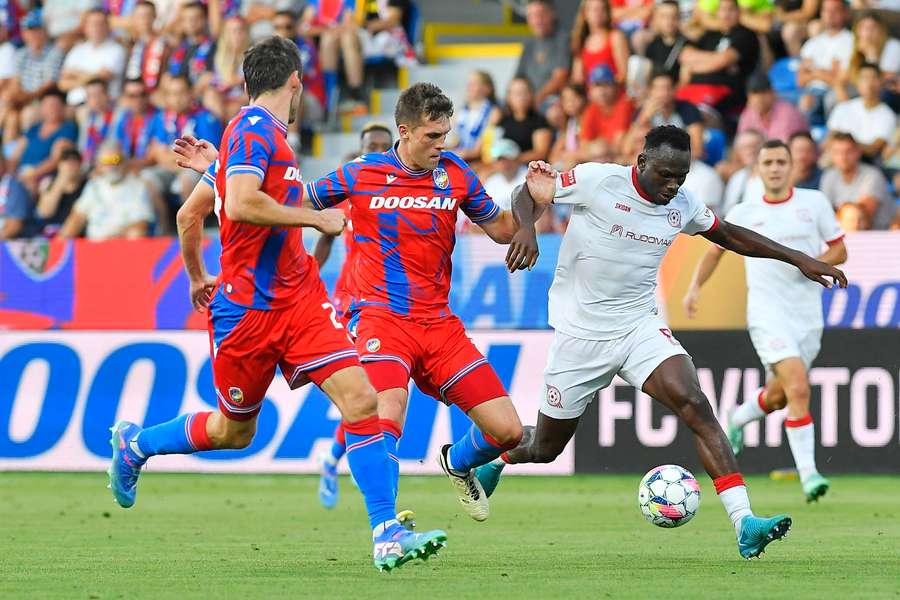 Prince Kwabena Adu v souboji právě s Robinem Hranáčem.