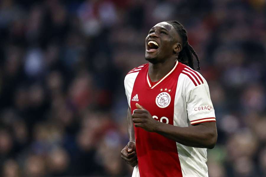 Bassey is op weg naar de uitgang bij Ajax