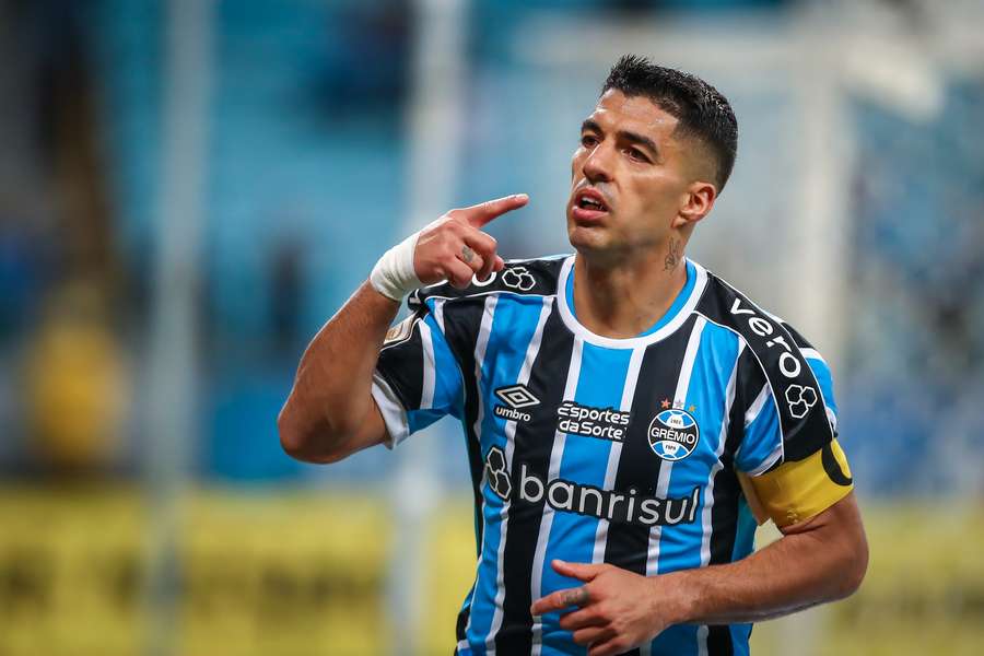 Luis Suárez está a sofrer com dores persistentes no joelho direito