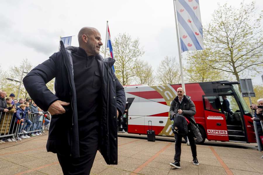 PSV-trainer Peter Bosz komt aan bij het Abe Lenstra Stadion