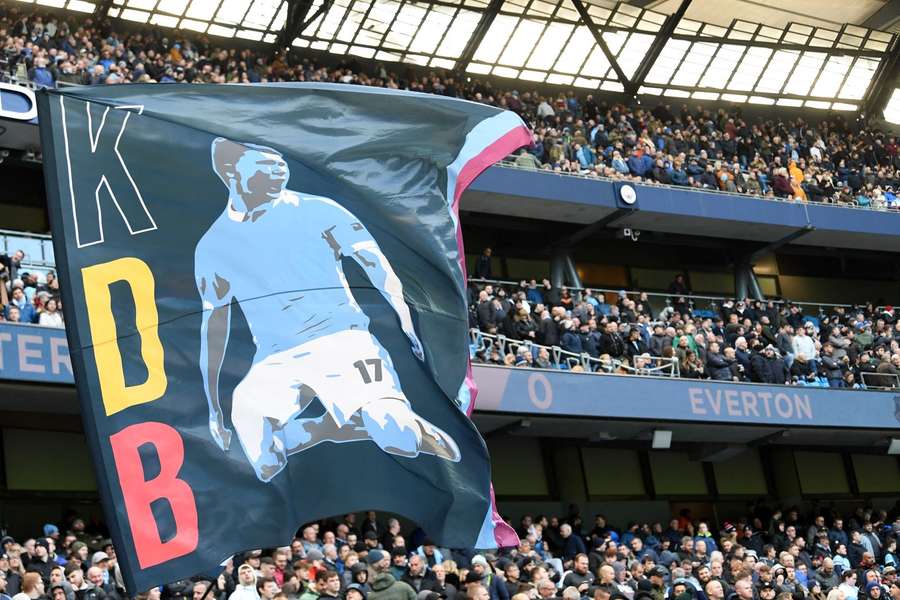 Fanii lui City afișează un banner cu Kevin De Bruyne