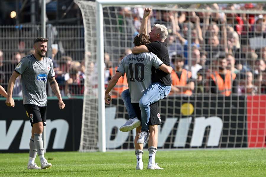 David Philipp en zijn coach Olaf Janßen vieren de 3-2